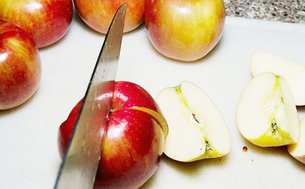 Bước 2: Sử dụng một con dao nhà bếp để bổ táo thành 4 phần và để chúng ở nhiệt độ phòng cho đến khi các miếng táo chuyển sang màu nâu. Ảnh: wikiohana.