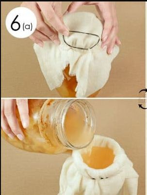 Bước 6: Bạn lấy một lọ thủy tinh khác và một miếng vải rồi đổ toàn bộ hỗn hợp giấm táo trong bình đã lên men 6 tháng để lọc. Ảnh: phunusuckhoe.