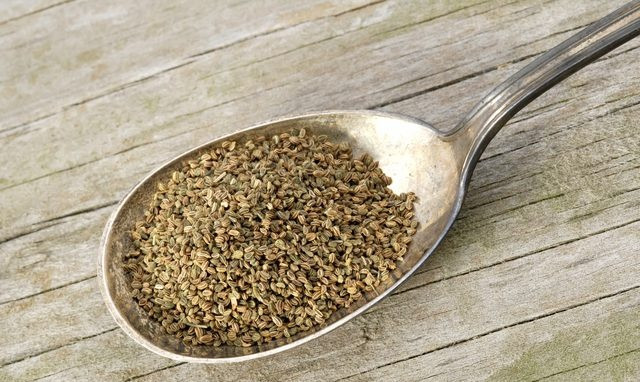 Hạt cần tây là một loại thảo mộc được sử dụng trong nhiều món súp, món hầm, thịt hầm, và các món ăn mặn khác. Các nhà nghiên cứu còn cho rằng nhiều loại chất trong cần tây có thể làm giảm huyết áp. Ảnh: healthplus.