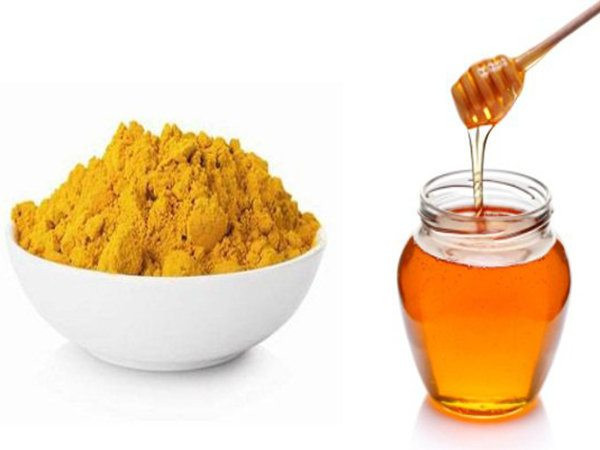 Tiếp theo, bạn thoa hỗn hợp này lên mặt và kết hợp massage trong 10 phút. Sau đó, rửa sạch mặt với nước ấm. Ảnh: cumargold.