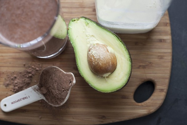 6. Mặt nạ xóa nếp nhăn: Với loại mặt nạ này, bạn trộn 2 quả bơ (xay nhuyễn), 1 thìa mật ong, 2 thìa bột ca cao với nhau rồi thoa lên mặt. Bơ và bột ca cao giúp kích thích sản xuất collagen trong khi mật ong giúp giữ ẩm và làm mềm da. Ảnh: cacaomi.