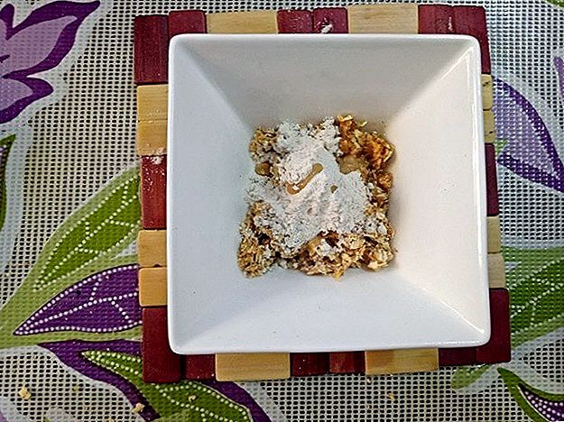 3. Mặt nạ dành cho lỗ chân lông bị tắc: Bạn hãy trộn 2 thìa bột yến mạch với 1 thìa baking soda, thêm một chút nước để tạo thành hỗn hợp dạng sệt rồi thoa lên mặt. Ảnh: makeup.