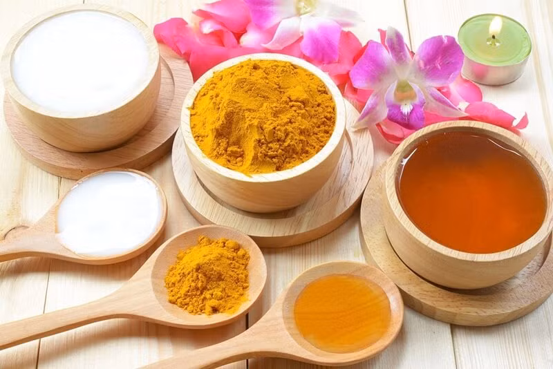 2. Mặt nạ trị nám: Với loại mặt nạ này, bạn cần chuẩn bị 1/2 thìa tinh bột nghệ và 1 - 2 thìa mật ong rồi trộn đều các nguyên liệu này với nhau tạo thành một hỗn hợp dạng sệt. Ảnh: senshop.