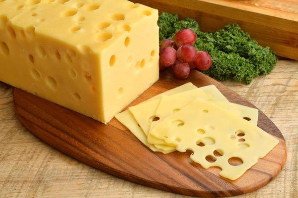 Trong 132 gram phô mai Thụy Sĩ có chứa 5,8 milligram kẽm. Bạn có thể thêm một lát phô mai Thụy Sĩ vào bánh sandwich, súp hay món salad rau của bạn. Ảnh: shopify.