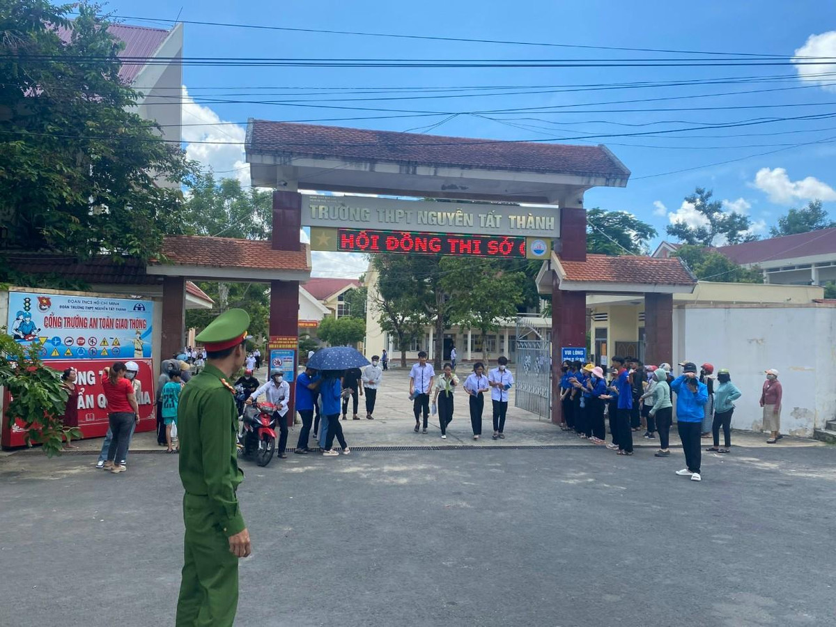 Công an huyện M'Drắk bảo đảm TTATGT cho kỳ thi THPT năm 2024 Cong an huyen M'Drak bao dam TTATGT cho ky thi THPT nam 2024