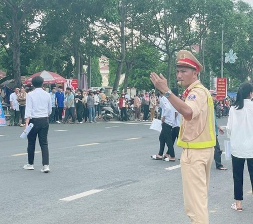 Công an huyện M'Drắk bảo đảm TTATGT cho kỳ thi THPT năm 2024 - Hình 2 Cong an huyen M'Drak bao dam TTATGT cho ky thi THPT nam 2024-Hinh-2