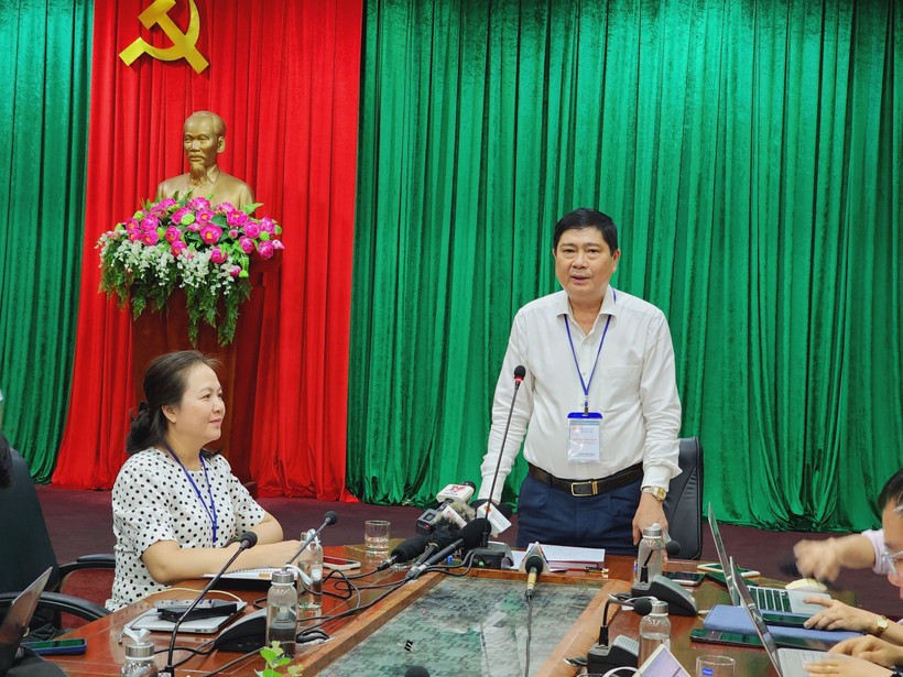 Đồng ý cho điểm tối đa các câu bị mờ ở đề thi Toán - Hình 2 Dong y cho diem toi da cac cau bi mo o de thi Toan-Hinh-2