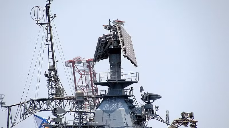 Trong ảnh là đài radar thám sát 3 tham số 2 kênh dùng anten mạng pha chủ động MR-710 có tầm phát hiện 580km với mục tiêu trên không có diện tích phản xạ radar (RCS) 25m2 hoặc 420km với mục tiêu RCS 7m2, tầm quét cực đại 600km, có thể phát hiện mục tiêu cực nhỏ có RCS=0,1m2 cách 26km, với RCS=0,02m2 là 150km. Nguồn ảnh: Wikipedia