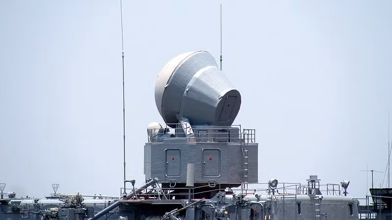 Đây là anten đài radar điều khiển hỏa lực 3R41 Volna của S-300F trên Varyag. Tầm phát hiện mục tiêu của nó lên tới 100km. Ngoài ra, trên Varyag còn được trang bị đài radar thám sát MR-800 Voskhod có thể phát hiện mục tiêu cho S-300F ở cự ly đến 200km. Nguồn ảnh: Wikipedia