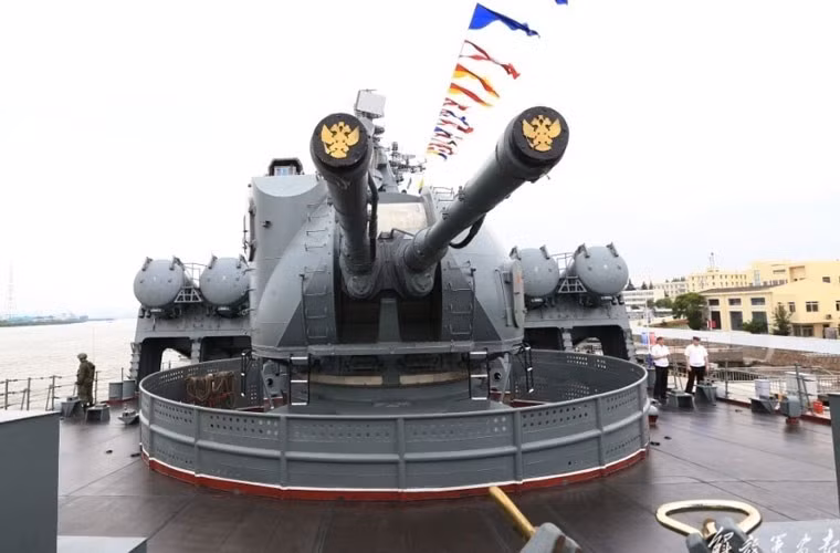 Ngoài ra, con tàu còn có khẩu đại pháo hạm lớn nhất thế giới hiện nay AK-130 hai nòng cỡ 130mm tầm bắn khoảng 28-30km. Nguồn ảnh: Sina