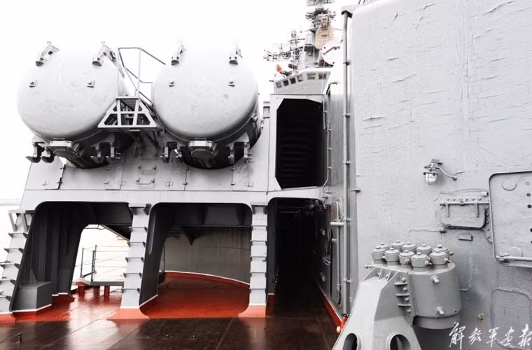 Tuần dương hạm Varyag được trang bị hệ thống tên lửa hành trình chống hạm tốc độ siêu âm P-500 Bazalt – một trong những loại tên lửa chống tàu lớn nhất, bắn xa nhất thế giới hiện nay. Trong ảnh, hai ống phóng khổng lồ đặt dọc thân tàu tuần dương. Nguồn ảnh: Sina