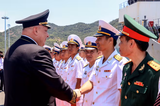Lãnh đạo vùng 4 Hải quân tiếp đón đoàn thủy thủ tuần dương hạm Varyag. Nguồn ảnh: Zing