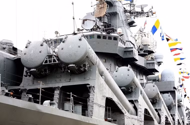 Đứng trước Varyag, chắc chắn ai cũng phải trầm trồ kích thước khủng như “một quả núi” của con tàu. Varyag có lượng giãn nước khoảng 11.490 tấn, dài 186,4m, rộng 20,8m, mớn nước 8,4m. Con tàu được trang bị 4 động cơ tuabin khí cho tốc độ tối đa 32 hải lý/h, dự trữ hành trình khoảng 19.000km. Nguồn ảnh: Sina