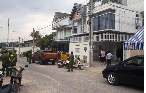 Công an tỉnh Lâm Đồng phong tỏa hiện trường để khám nghiệm, thu thập dấu vết vụ nổ súng kinh hoàng.