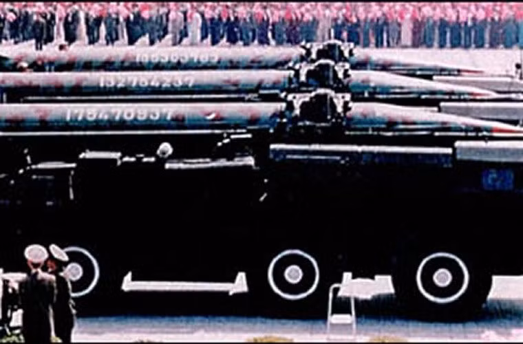 Năm 1988, Triều Tiên bắt đầu chương trình cải tiến tăng tầm Hwasong 5 và kết quả là tên lửa đạn đạo Hwasong 6 ra đời, nâng tầm bắn lên 700km. Theo báo cáo quốc tế, tính tới năm 1999, Triều Tiên đã sản xuất khoảng 1.000 quả đạn Hwasong 6. Trong ảnh là xe mang phóng tên lửa đạn đạo tầm ngắn Hwasong 6 trong một cuộc duyệt binh.