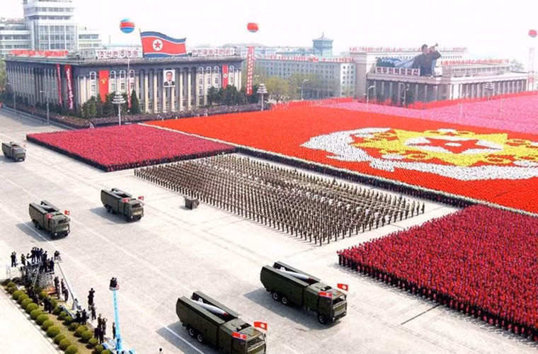 Năm 1997, Triều Tiên đã mua được một số tên lửa đạn đạo tầm ngắn OTR-21 Tochka từ Syria. Trên cơ sở đó, nước này đã sao chép cải tiến và sản xuất tên lửa đạn đạo tầm ngắn KN-02 đạt tầm bắn 160km, lắp đầu đạn nặng 485kg. Trong ảnh là các xe mang phóng KN-02 tại lễ duyệt binh của Quân đội Triều Tiên.