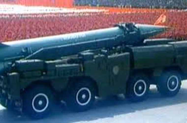 Chương trình phát triển tên lửa đạn đạo Triều Tiên bắt đầu từ những năm 1970, loại tên lửa nội địa của nước này mang tên Hwasong 5 được cải tiến dựa trên tên lửa Scud-B (Liên Xô). Trong ảnh là xe mang phóng tên lửa đạn đạo tầm ngắn Hwasong 5 (số lượng 180 quả) có tầm bắn 320km, mang đầu đạn nặng 1 tấn.