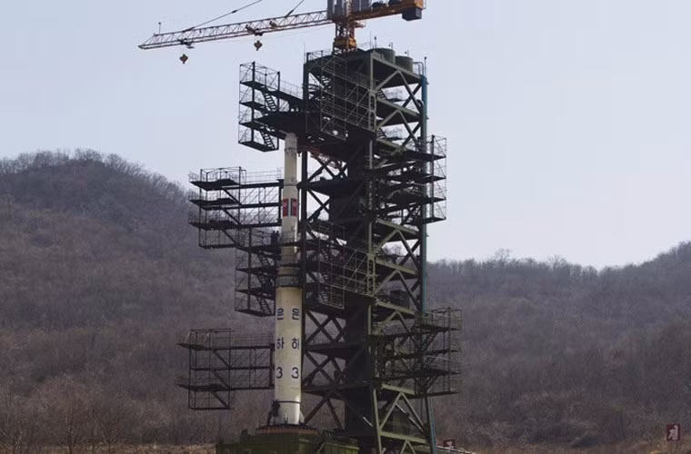 Dựa trên Taepodong 2, Triều Tiên đã phát triển phương tiện phóng vệ tinh mang tên Unha-2/3. Trong ảnh là tên lửa đẩy Unha-3 sẵn sàng cho cuộc phóng tháng 4/2012 mang theo vệ tinh Kwangmyongsong-3.