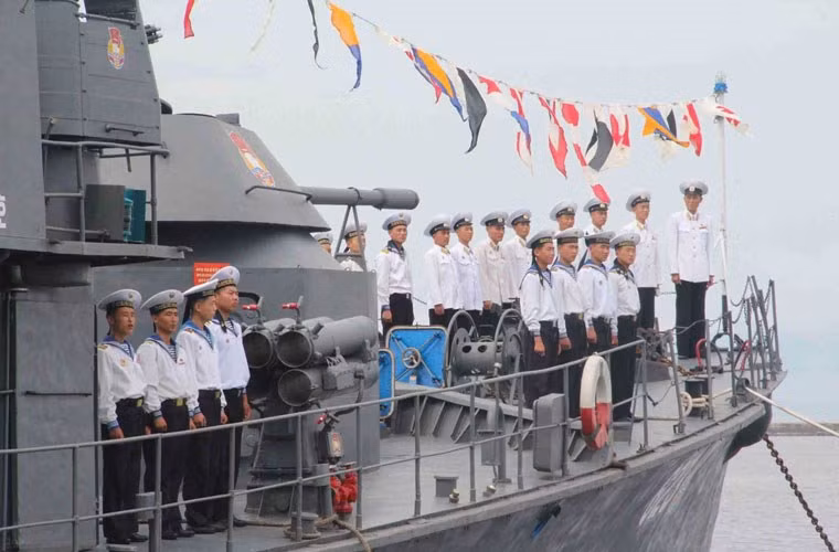 Tuy có lực lượng về người và trang bị cực kỳ đông đảo. Nhưng Hải quân Triều Tiên được đánh giá chỉ có khả năng bảo vệ vùng lãnh hải trong khoảng 80km tính từ bờ biển. Lý giải điều này rất đơn giản, Triều Tiên tuy có số lượng tàu lớn nhưng chiếm phần lớn đều là tàu pháo, tàu phóng lôi “cổ lỗ sĩ”.