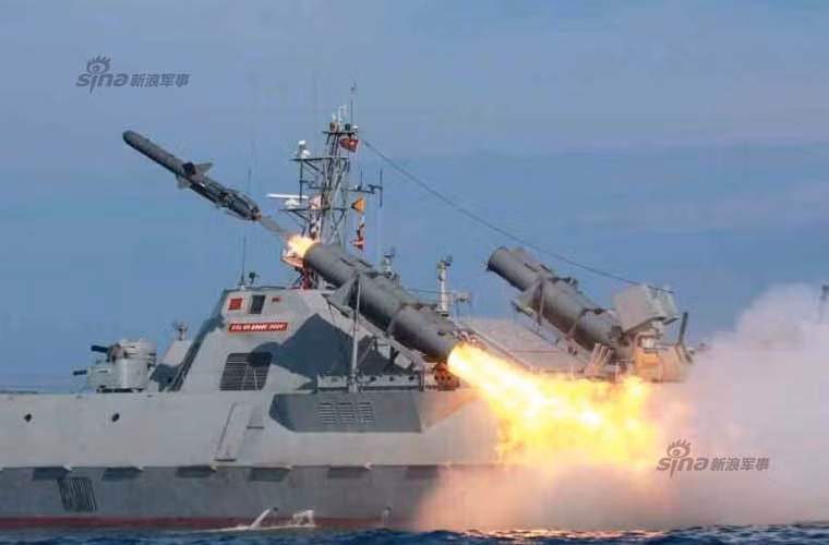 . Có lẽ ý thức được sự lạc hậu trang bị của mình, vài năm trở lại đây Triều Tiên bắt đầu có những nỗ lực đóng mới tàu chiến theo tiêu chuẩn hiện đại. Trong nửa đầu năm 2015, hãng thông tấn KCNA bất ngờ tung hình ảnh về một loại tàu chiến “lạ” kết cấu kiểu tàng hình với những quả tên lửa rất lạ lẫm khác hoàn toàn với mẫu P-15 Termit lỗi thời.