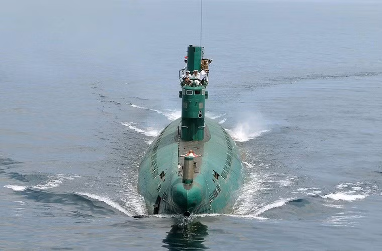 Lực lượng tàu ngầm của Hải quân Triều Tiên cũng thuộc hàng đông nhất thế giới với 70 tàu các loại. Tuy nhiên, các tàu đều lạc hậu, chỉ thích hợp hoạt động tuần tra bờ biển, chở quân đột nhập đường biển.