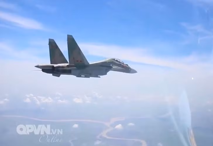 Máy bay có thể đạt trần bay đến 17,3km, tốc độ tối đa (khi không mang theo bình dầu phụ và vũ khí treo ngoài) là Mach 2 ở trần bay cao và 1.350km/ho ở tầm thấp.