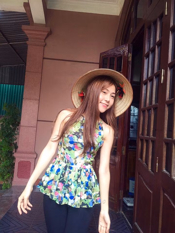 Ngắm dung mạo của Đặng Nhi Anh, cô gái trong clip khóc lóc, được không ít người nhận xét là xinh đẹp, gợi liên tưởng đến những hot girl Thái Lan.