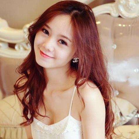 Quỳnh Kool là người đẹp lọt vào Top 3 cuộc thi Nữ sinh viên Việt Nam duyên dáng. Ngoài MV Vợ người ta, nữ sinh xinh đẹp này còn từng góp mặt trong một số MV ca nhạc của các ca sĩ Khánh Phương, Du Thiên, đồng thời là diễn viên của nhóm Kem Xôi TV - chuyên sản xuất các clip hài nổi tiếng thời gian gần đây.