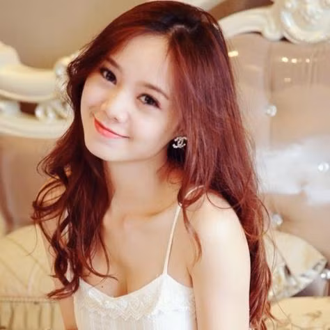 Quỳnh Kool là người đẹp lọt vào Top 3 cuộc thi Nữ sinh viên Việt Nam duyên dáng. Ngoài MV Vợ người ta, nữ sinh xinh đẹp này còn từng góp mặt trong một số MV ca nhạc của các ca sĩ Khánh Phương, Du Thiên, đồng thời là diễn viên của nhóm Kem Xôi TV - chuyên sản xuất các clip hài nổi tiếng thời gian gần đây.