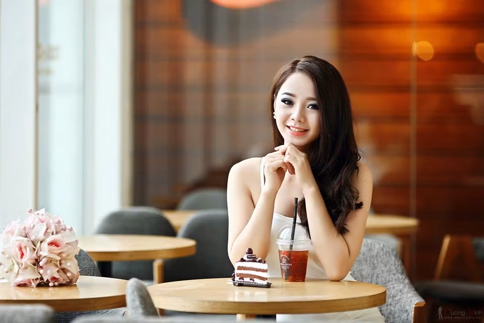 Khuôn mặt xinh xắn, làn da trắng bóc cùng vóc dáng gợi cảm của Quỳnh Kool khiến cô nàng luôn nổi bật. Cô nàng "vợ người ta" còn được nhiều bạn trẻ khen là có khuôn mặt rất giống ca sĩ Minh Hằng và Triệu Lễ Dĩnh - vai nữ chính trong bộ phim Hoa Thiên Cốt. Trước những phản ứng tích cực của giới trẻ, cô nữ sinh trường điện ảnh rất vui và hạnh phúc. Quỳnh Kool cho biết cô ước mơ trở thành diễn viên điện ảnh từ nhỏ và chắc chắn sẽ cố gắng, nỗ lực hết mình để thực hiện ước mơ đó, đáp lại sự ủng hộ, những lời khen ngợi của bạn bè, cộng đồng trẻ trong suốt thời gian qua.