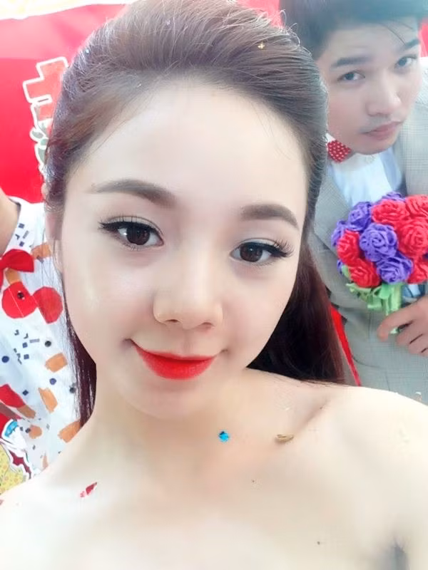 Quỳnh Kool hiện đang là sinh viên năm năm 3 Khoa Sân khấu, trường Đại học Sân khấu Điện ảnh Hà Nội. Có lợi thế về ngoại hình, cô nàng vợ người ta này đã có nhiều hoạt động nghệ thuật, tham gia nhiều cuộc thi sắc đẹp và có được không ít danh hiệu.