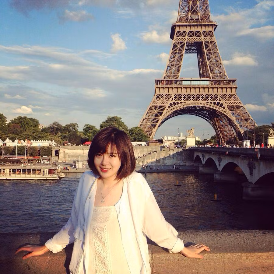 Trước những phán xét của một bộ phận dân mạng, hot girl Tú Linh - từng du học ở Paris, Pháp đã có những lời giải thích về bức ảnh cô chia sẻ lên mạng cùng với những tâm sự, những cảm xúc đau đớn của cô trước vụ khủng bố liên hoàn ở Paris.Nói về bức ảnh của mình, Tú Linh cho biết dù trong ảnh cô cười nhưng đây vẫn là một bức ảnh buồn.