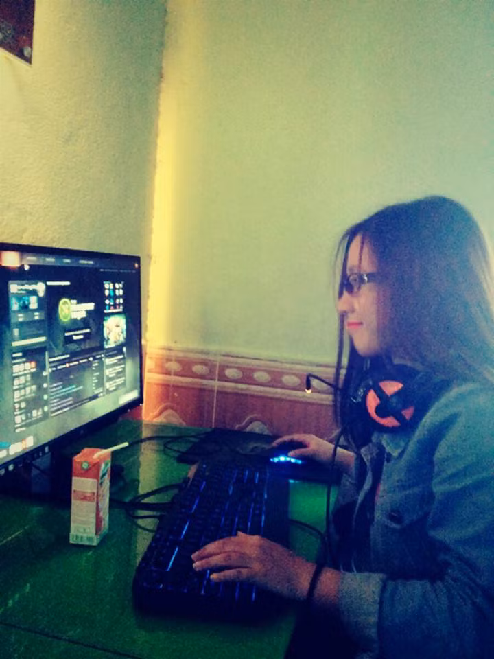 Mới đây, Tống Nhật Lan Anh vừa "trình làng" nhóm chơi, thi đấu game DOTA 2 mang tên Cybercore Roses HDG, được cộng đồng game thủ Việt chú ý. Điều đặc biệt, Lan Anh làm thủ lĩnh nhóm và những thành viên khác đều là những cô gái trẻ, xinh đẹp không thua kém gì các hot girl.