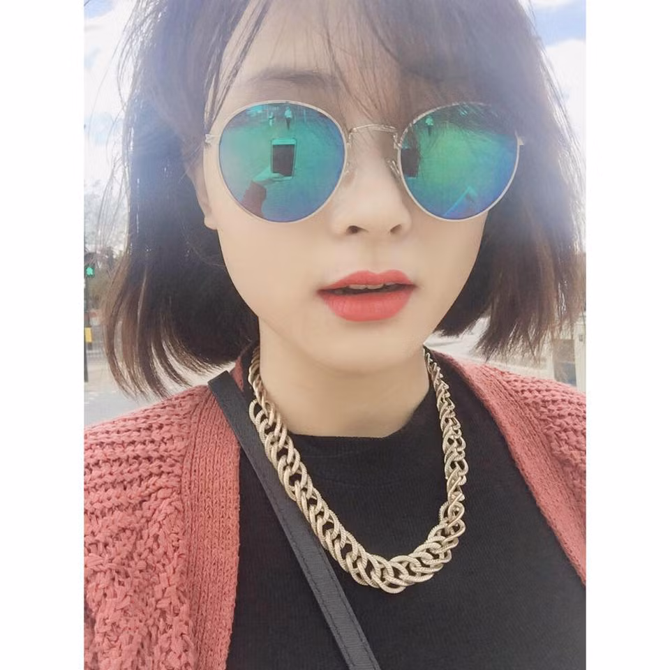 Theo tìm hiểu, Thu Giang là một nữ du học sinh có thành tích học tập rất tốt. Cô là cựu sinh viên ngành Tài chính ngân hàng trường Đại học Ngoại thương, Hà Nội. Hiện tại Thu Giang đang du học bằng master Kinh doanh quốc tế ở Anh và cũng có thành tích đáng ngưỡng mộ.