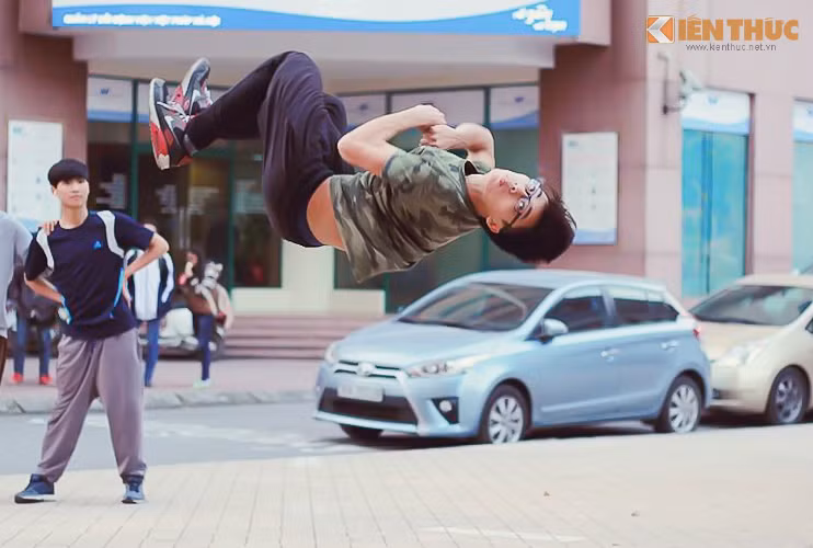 Trong quá trình phát triển Parkour, một số người đã quyết định thêm những động tác như Flips (nhào lộn). Điều này khá sáng tạo và mới mẻ, nó đề cao cái đẹp qua từng chuyển động nhưng nó trở nên rườm rà và thiếu an toàn, do đó đã hình thành nên hai trường phái là Parkour và Free running phát triển theo cách thức riêng nhưng vẫn tồn tại song song.