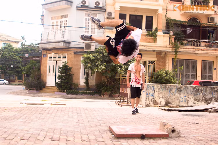 "Parkour còn là sự tự phát triển và hoàn thiện bản thân, là việc tập luyện, cố gắng làm cho cơ thể trở nên hữu ích hơn. bạn phải lắng nghe cơ thể, bản năng của bạn và luyện tập với cường độ, tốc độ của riêng bạn dẫu cho người khác cho rằng bạn tập luyện 1 cách ko đúng". Khánh Duy nhóm Joker Family chia sẻ.