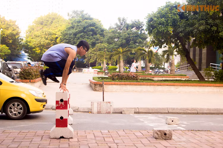 Những người con trai tập Parkour thì được gọi là Traceur, còn con gái thì được gọi là Traceuses. Parkour du nhập vào Việt Nam vào khoảng năm 2007 và phát triển cho đến tận bây giờ và Joker Family, nhóm tập Parkour tại Hà Nội được coi là những lão làng trong cộng đồng Parkour.