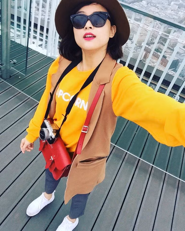 Trái lại Thu Giang lại có nhiều hình ảnh vui tươi, hồn nhiên, nhiều khoảnh khắc đáng yêu trên mạng xã hội. Dù không phải là người mẫu hay diễn viên nhưng ngoại hình của Thu Giang cũng rất khá, khuôn mặt của cô tuy thiếu đi những nét “sang chảnh” nhưng vẫn được nhận xét là xinh đẹp, dễ nhìn.