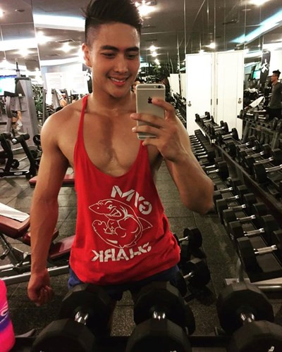 Ngoài ra, Thái Bá Nam còn bị dính tin đồn là “có vấn đề về giới tính”. Có thói quen chụp ảnh khi đang tập gym, khoe cơ bắp, bụng 6 múi… Bá Nam cũng bị dân mạng nhặt ra một vài bức ảnh mặc áo ba lỗ màu hồng, pose hình với dáng vẻ khá điệu và bàn tán, đặt nghi ngờ về giới tính thật của anh.