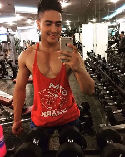 Ngoài ra, Thái Bá Nam còn bị dính tin đồn là “có vấn đề về giới tính”. Có thói quen chụp ảnh khi đang tập gym, khoe cơ bắp, bụng 6 múi… Bá Nam cũng bị dân mạng nhặt ra một vài bức ảnh mặc áo ba lỗ màu hồng, pose hình với dáng vẻ khá điệu và bàn tán, đặt nghi ngờ về giới tính thật của anh.