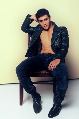 Được biết, ngoài làm CSGT, Thái Bá Nam còn theo đuổi công việc của một người mẫu, có nhiều bức ảnh đẹp, tạo mẫu chuyên nghiệp khiến nhiều bạn trẻ phải “rung rinh” sau khi ngắm nhìn. Đặc biệt, Bá Nam còn sở hữu thân hình lực lưỡng, nam tính với bụng 6 múi săn chắc.