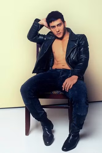 Được biết, ngoài làm CSGT, Thái Bá Nam còn theo đuổi công việc của một người mẫu, có nhiều bức ảnh đẹp, tạo mẫu chuyên nghiệp khiến nhiều bạn trẻ phải “rung rinh” sau khi ngắm nhìn. Đặc biệt, Bá Nam còn sở hữu thân hình lực lưỡng, nam tính với bụng 6 múi săn chắc.