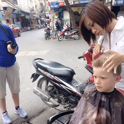 Quan toc via he cua co gai tre nuom nuop khach Tay-Hinh-4