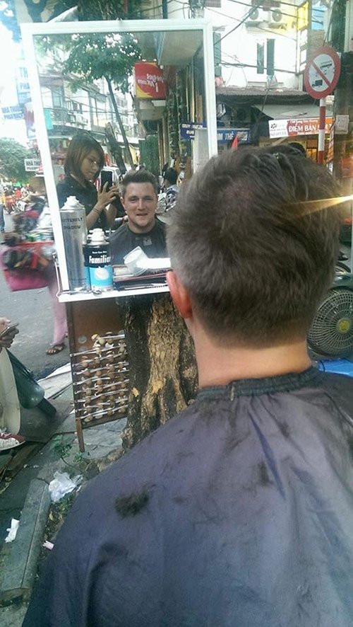 Quan toc via he cua co gai tre nuom nuop khach Tay-Hinh-3