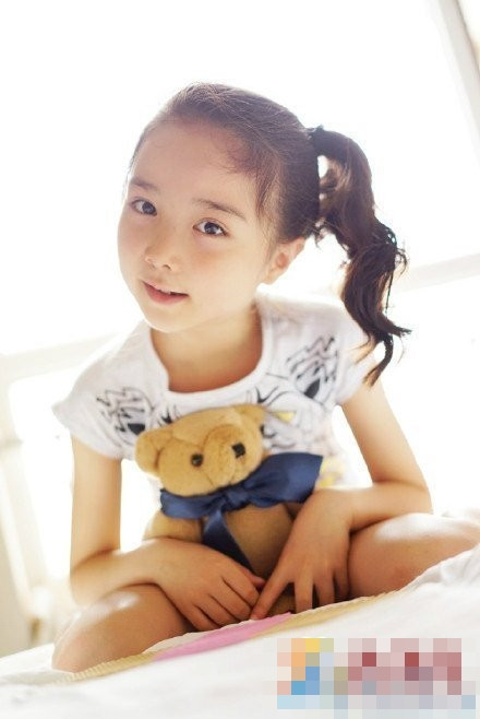 Ngắm vẻ xinh xắn đáng yêu của tiểu công chúa người dân tộc Hồi Pháp Đồ Mạch Thiên Duyên.