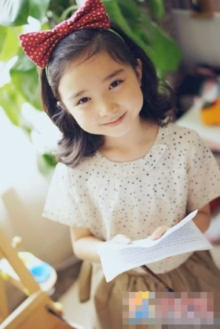 Không chỉ gây sốt ở Trung Quốc, ngôi sao nhí Thiên Duyên còn được khán giả, cư dân mạng nhiều quốc gia châu Á khác quan tâm. Nhiều bạn trẻ người Việt đã phải thốt lên ngay trong lần đầu tiên xem ảnh của Thiên Duyên bởi đơn giản cô bé quá đáng yêu, xinh xắn.