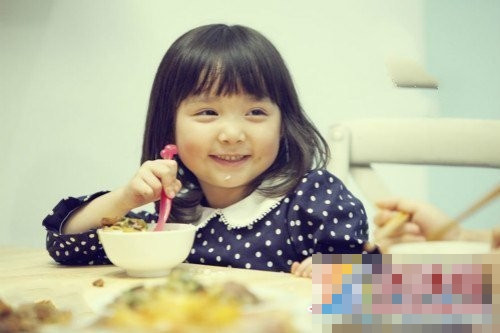 Sự nổi tiếng của Thiên Duyên còn khiến dư luận, cư dân mạng Trung Quốc tò mò cả về thân thế của bố, mẹ cô bé. Nhiều người thắc mắc bố, mẹ Thiên Duyên phải chăng cũng là những người hoạt động trong làng giải trí Hoa ngữ nên mới có thể giúp con gái sớm bộc lộ tài năng như vậy.