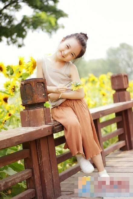 Dân mạng Việt còn phát hiện một đặc điểm rất thú vị ở tiểu công chúa đáng yêu Thiên Duyên. Cô bé có khuôn mặt giống hệt Thanh Mỹ - diễn viên nhí đóng vai bé Mận trong bộ phim "Tôi thấy hoa vàng trên cỏ xanh" rất nổi tiếng thời gian gần đây. 