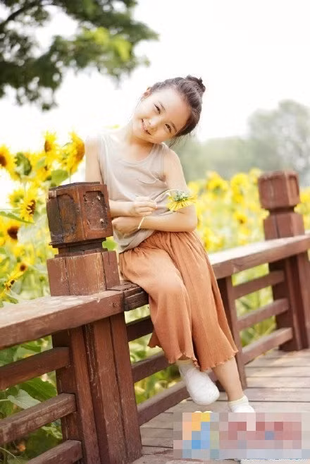 Dân mạng Việt còn phát hiện một đặc điểm rất thú vị ở tiểu công chúa đáng yêu Thiên Duyên. Cô bé có khuôn mặt giống hệt Thanh Mỹ - diễn viên nhí đóng vai bé Mận trong bộ phim "Tôi thấy hoa vàng trên cỏ xanh" rất nổi tiếng thời gian gần đây. 