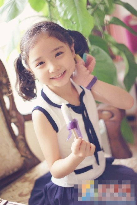 Tiểu công chúa làm quen với nghề diễn xuất từ năm lên 3 tuổi. Cô bé là nhân vật quen mặt với khán giả Trung Quốc trong nhiều bộ phim ăn khách như "Vị hôn thê", "Ái tình tự có thiên ý"... Với những gì đã và đang có, nhiều người dự đoán trong thương lai tiểu công chúa xinh xắn Thiên Duyên sẽ trở thành một ngôi sao sáng.